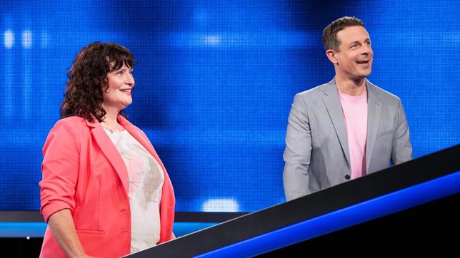 Bild: ARD/Markus Hertrich Moderator Alexander Bommes mit der Kandidatin Sonja Noll.