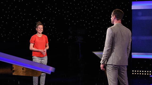 Bild: ARD/Uwe Ernst Moderator Alexander Bommes mit der Kandidatin Sophia Olt.