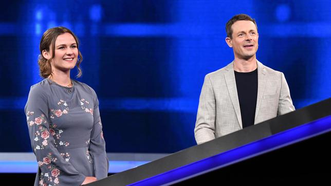 Bild: ARD/Uwe Ernst Moderator Alexander Bommes mit der Kandidatin Sophie Watermeier.