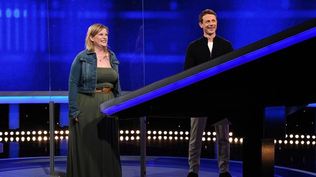 Bild: ARD/Uwe Ernst Moderator Alexander Bommes mit der Kandidatin Stephanie Thurau.