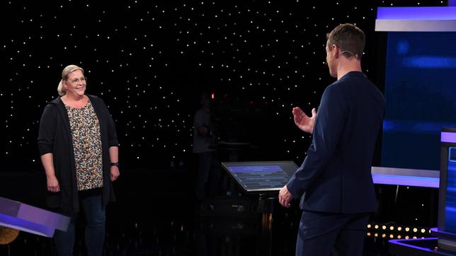 Bild: ARD/Uwe Ernst Moderator Alexander Bommes mit der Kandidatin Tanja Arends.
