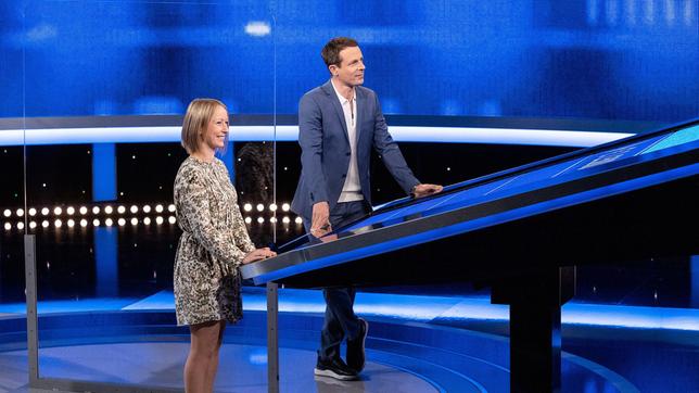 Bild: ARD/Uwe Ernst Moderator Alexander Bommes mit der Kandidatin Ulrike Schulz.