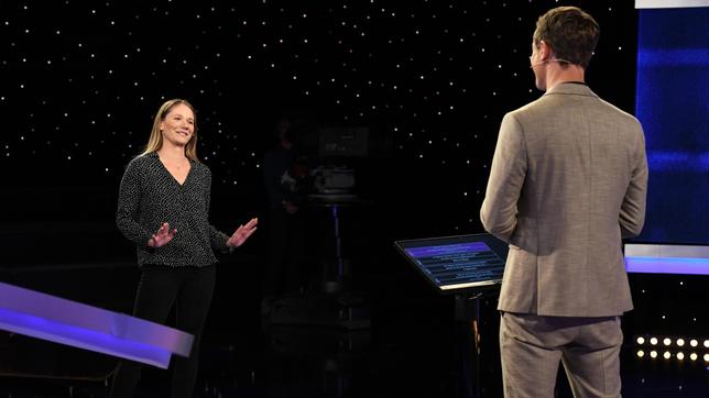 Bild: ARD/Uwe Ernst Moderator Alexander Bommes mit der Kandidatin Ute Schachner.