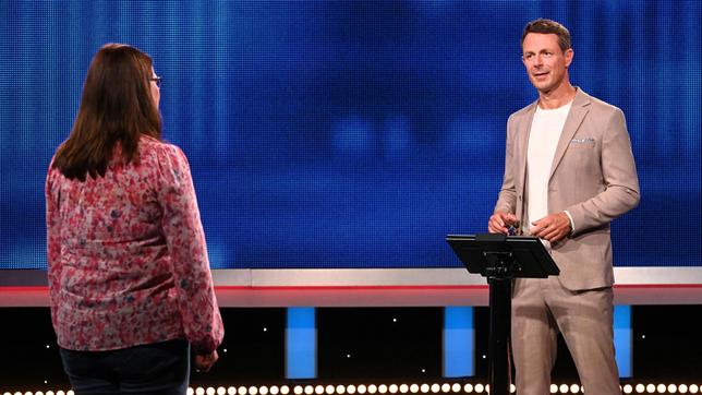 Moderator Alexander Bommes mit der Kandidatin Vicky Senftleben.