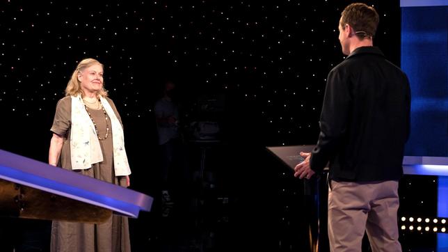 Bild: ARD/Uwe Ernst Moderator Alexander Bommes mit der Kandidatin Wiltrud G. Vogt.