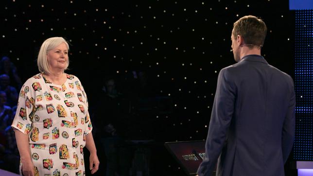 Bild: ARD/Uwe Ernst Moderator Alexander Bommes mit der Kandidattin Sabine Neis.