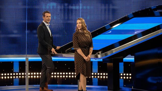 Bild: ARD/Arne Vollstedt Moderator Alexander Bommes mit der "Quizduell Olymp"-Expertin Marie-Louise Finck, die heute bei "Gefragt - Gejagt" als Kandidat antritt.