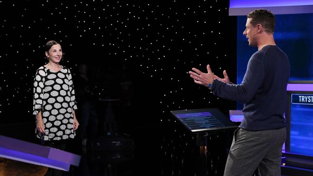 Bild: ARD/Uwe Ernst Moderator Alexander Bommes mit der Schauspielerin Meret Becker.