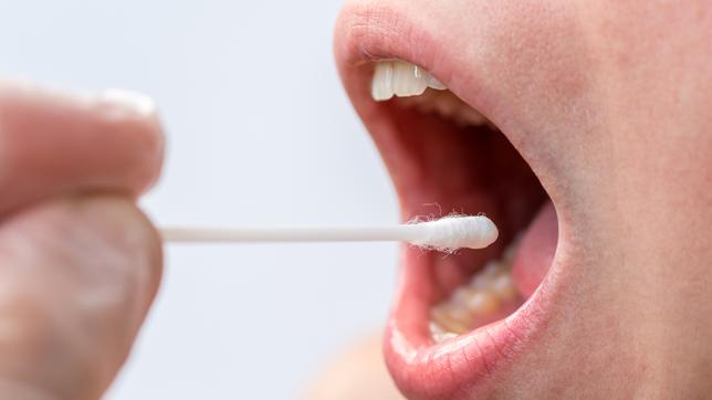Bild: iStock / Getty Images Plus Speichelprobe mit Wattestäbchen zur Stammzellen-Typisierung