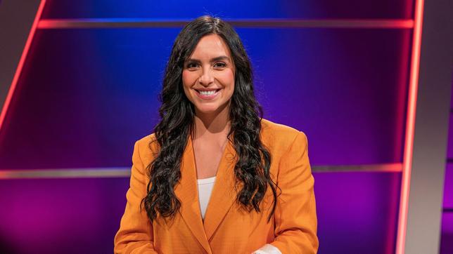 Journalistin Jessica Schöne traut sich in den Kreis der prominenten Quizzer, die sich kniffeligen Fragen aus dem prallen Leben stellen. Wer wird wohl dieses Mal "Meister des Alltags"?