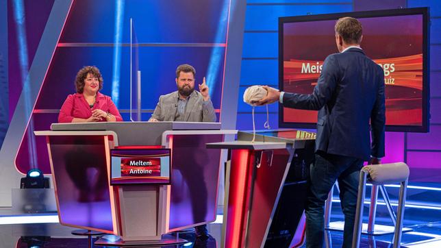 Moderator Florian Weber (re.) stellt Comedienne Meltem Kaptan und Schauspieler Antoine Monot Jr. Fragen mitten aus dem Leben beim Wissensquiz „Meister des Alltags“. Der Gewinn wird einem guten Zweck gespendet.