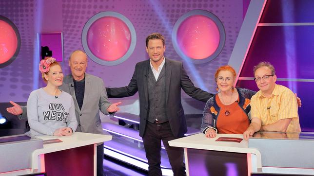 Bild: SWR Moderator Florian Weber stellt in seinem SWR Wissensquiz die Alltagstauglichkeit seiner prominenten Kandidaten auf die Probe. "Meister des Alltags" spendet seinen Gewinn einem guten Zweck.