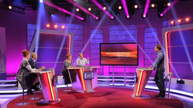 Moderator Florian Weber stellt in seinem SWR Wissensquiz die Alltagstauglichkeit seiner prominenten Kandidaten auf die Probe. „Meister des Alltags“ spendet seinen Gewinn einem guten Zweck.