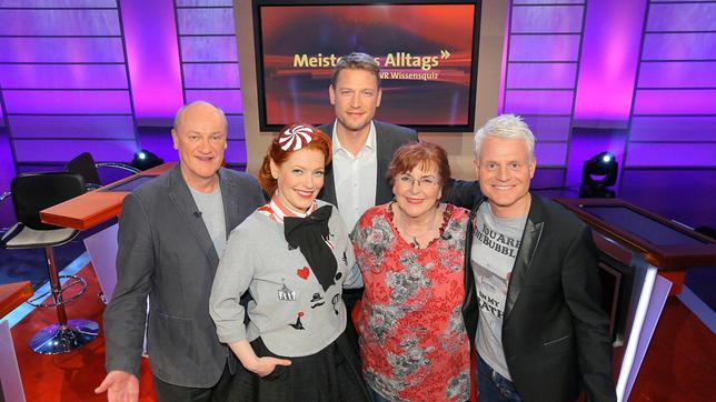 Moderator Florian Weber stellt in seinem SWR Wissensquiz die Alltagstauglichkeit seiner prominenten Kandidaten auf die Probe. „Meister des Alltags“ spendet seinen Gewinn einem guten Zweck.