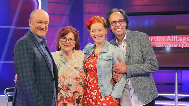 Moderator Florian Weber stellt in seinem SWR Wissensquiz „Meister des Alltags“ die Alltagstauglichkeit seiner prominenten Kandidaten auf die Probe. „Meister des Alltags“ spendet seinen Gewinn einem guten Zweck.