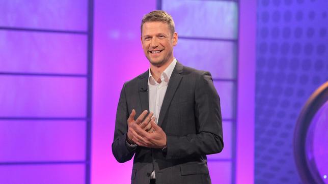 Bild: SWR Moderator Florian Weber stellt in seinem SWR Wissensquiz „Meister des Alltags“ die Alltagstauglichkeit seiner prominenten Kandidaten auf die Probe. „Meister des Alltags“ spendet seinen Gewinn einem guten Zweck.
