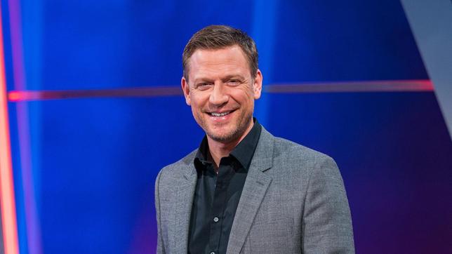 Moderator und Gastgeber Florian Weber freut sich auf seine prominenten Gäste deren Alltagstauglichkeit er mit kniffeligen Fragen aus dem prallen Leben testet – beim Wissensquiz: Meister des Alltags.