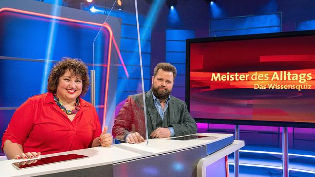 Neues Rateteam 2022 beim Wissensquiz „Meister des Alltags“: Comedienne Meltem Kaptan und Schauspieler Antoine Monot Jr. gehen Fragen aus dem alltäglichen Leben mit Witz und gewitzt auf den Grund.