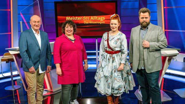 Stellen im Wissensquiz „Meister des Alltags“ ihre Alltagstauglichkeit unter Beweis (v. li.): Telefonschreck Bodo Bach, Comedienne Meltem Kaptan, Moderatorin Enie van de Meiklokjes und Schauspieler Antoine Monot Jr. Der Gewinn wird einem guten Zweck gespendet.