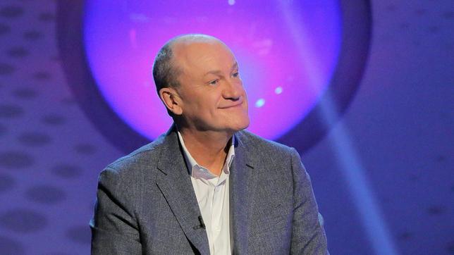 Stellt sonst selbst gerne kniffelige Fragen: Wie viel Telefonschreck Bodo Bach wohl selbst weiß? Er ist einer der prominenten Kandidaten beim Wissensquiz „Meister des Alltags“.