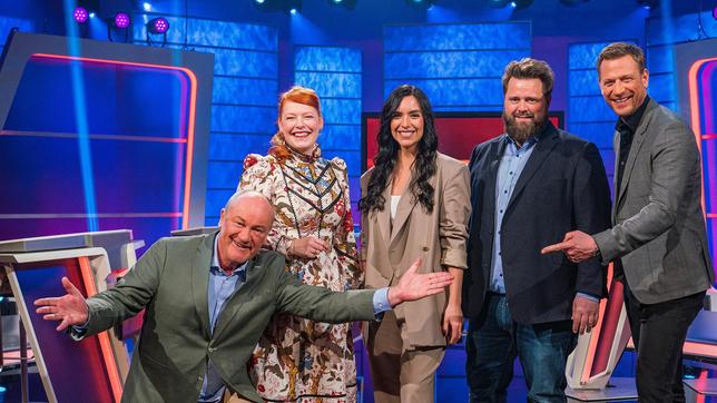 Wer wird "Meister des Alltags"? v. li.: Rateteam Bodo Bach und Enie van de Meiklokjes oder Jessica Schöne und Antoine Monot Jr.? Moderator Florian Weber findet es mittels kniffeliger Fragen heraus. „Meister des Alltags“ spendet seinen Gewinn einem guten Zweck.
