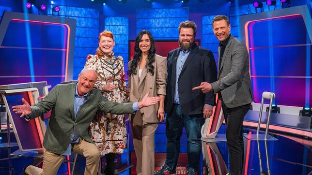 Wer wird "Meister des Alltags"? v. li.: Rateteam Bodo Bach und Enie van de Meiklokjes oder Jessica Schöne und Antoine Monot Jr.? Moderator Florian Weber findet es mittels kniffeliger Fragen heraus. „Meister des Alltags“ spendet seinen Gewinn einem guten Zweck.
