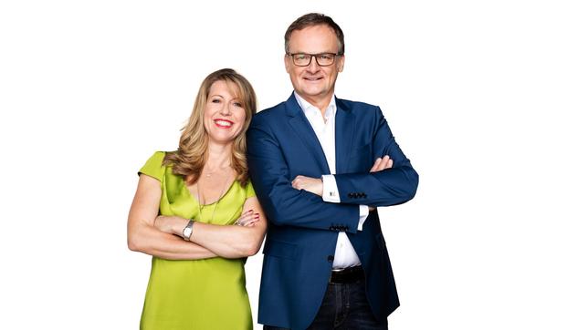 Bild: ARD/WDR/Jens van Zoest Frank Plasberg und seine Frau Anne Gesthuysen stellen sich in der großen Samstagabend-Show "Paarduell XXL" am 5. März 2016, um 20.15 Uhr gleich drei prominenten Paaren!