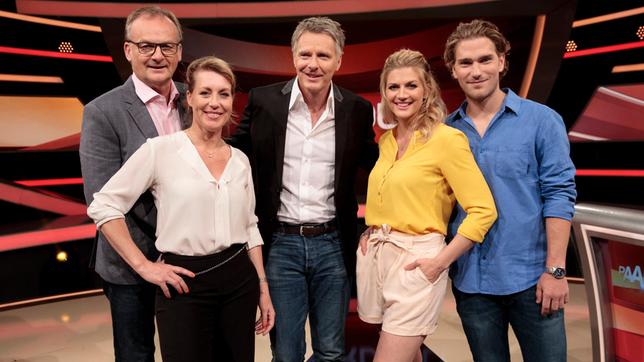 Bild: ARD/Ben Knabe Beim "Paarduell" mit Moderator Jörg Pilawa, treten die Bestseller-Autorin Anne Gesthuysen und Moderator Frank Plasberg gegen Schauspielerin und Moderatorin Nina Bott und deren Partner Benjamin Baarz an.