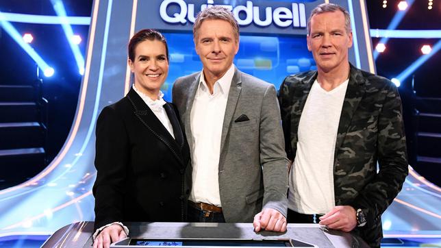 Bild: ARD/Uwe Ernst Bei Jörg Pilawa treten Prominente zu einem außergewöhnlichen Duell an. Um zu gewinnen, müssen die Stars drei superschlaue „Quizduell"-Profis schlagen. Ein Wissenswettkampf David gegen Goliath - die Stars gegen den „Quizduell-Olymp“. Es geht um Wissen und Nervenstärke, aber auch um die Einschätzung der Gegner und die Bereitschaft zu zocken. Und es geht um viel Geld. Doch Vorsicht! Im packenden Finale am Ende jeder Show heißt es für die siegreichen Kandidaten zunächst: doppelt oder halb. Eine spannende Wissensschlacht für Jung und Alt!