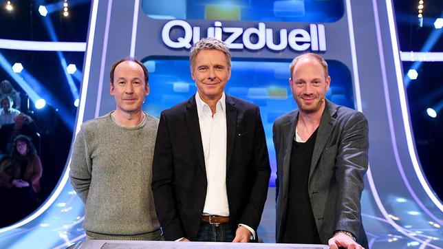 Bild: ARD/Uwe Ernst Moderator Jörg Pilawa mit den Kandidaten des Teams "Schauspiel": Johann von Bülow und Ulrich Noethen, beide Schauspieler.