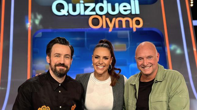 Bild: ARD/ITV Studios Moderatorin Esther Sedlaczek mit den Kandidaten des Teams "FRECH&FROH": Jan Köppen und Frank Buschmann