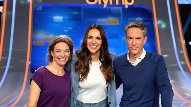 Bild: ARD/ITV Studios Moderatorin Esther Sedlaczek mit den Kandidaten des Teams "MOMA": Anna Planken und Sven Lorig