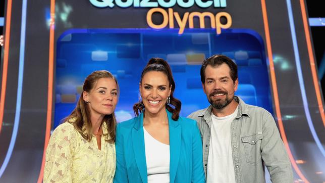 Bild: ARD/ITV Studios Moderatorin Esther Sedlaczek mit den Kandidaten des Teams "TVPAAR": Jessica Ginkel und Daniel Fehlow