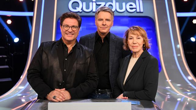 Bild: ARD/Uwe Ernst Bei Jörg Pilawa treten freitags um 18:50 Uhr Prominente zu einem außergewöhnlichen Duell an. Um zu gewinnen, müssen die Stars in sechs Runden drei superschlaue „Quizduell"-Profis schlagen. Ein Wissenswettkampf David gegen Goliath - die Stars gegen den „Quizduell-Olymp“. Es geht um Wissen und Nervenstärke, aber auch um die Einschätzung der Gegner und die Bereitschaft zu zocken. Und es geht um viel Geld. Doch Vorsicht! Im packenden Finale am Ende jeder Show heißt es für die siegreichen Kandidaten zunächst: doppelt oder halb. Eine spannende Wissensschlacht für Jung und Alt!
