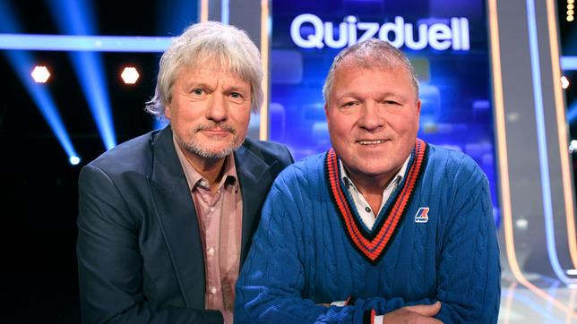 Bild: ARD/Uwe Ernst Bei Jörg Pilawa treten Prominente zu einem außergewöhnlichen Duell an. Um zu gewinnen, müssen die Stars drei superschlaue „Quizduell"-Profis schlagen. Ein Wissenswettkampf David gegen Goliath - die Stars gegen den „Quizduell-Olymp“. Es geht um Wissen und Nervenstärke, aber auch um die Einschätzung der Gegner und die Bereitschaft zu zocken. Und es geht um viel Geld. Doch Vorsicht! Im packenden Finale am Ende jeder Show heißt es für die siegreichen Kandidaten zunächst: doppelt oder halb. Eine spannende Wissensschlacht für Jung und Alt!
