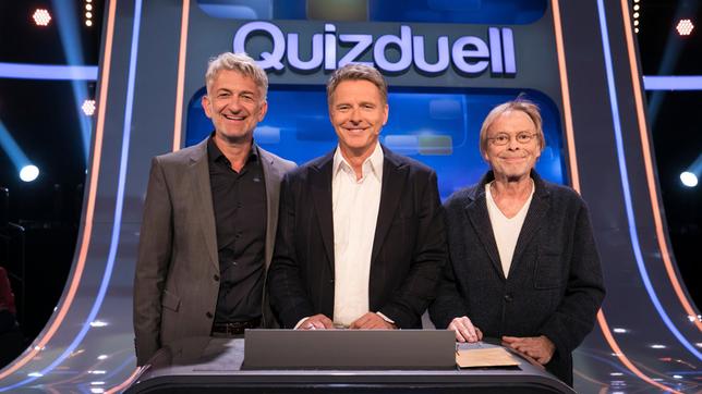 Bild: ARD/Lisa Krechting Bei Jörg Pilawa treten Prominente zu einem außergewöhnlichen Duell an. Um zu gewinnen, müssen die Stars drei superschlaue "Quizduell"-Profis schlagen.