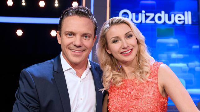 Bild: ARD/Uwe Ernst Bei Jörg Pilawa treten Prominente zu einem außergewöhnlichen Duell an. Um zu gewinnen, müssen die Stars drei superschlaue „Quizduell"-Profis schlagen. Ein Wissenswettkampf David gegen Goliath - die Stars gegen den „Quizduell-Olymp“. Es geht um Wissen und Nervenstärke, aber auch um die Einschätzung der Gegner und die Bereitschaft zu zocken. Und es geht um viel Geld. Doch Vorsicht! Im packenden Finale am Ende jeder Show heißt es für die siegreichen Kandidaten zunächst: doppelt oder halb. Eine spannende Wissensschlacht für Jung und Alt!