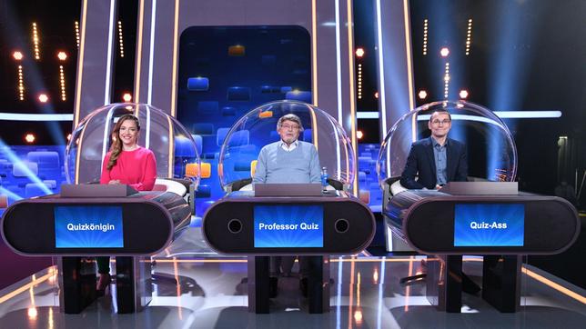 Bild: ARD/Uwe Ernst Besondere Hygiene- und Sicherheitsregeln wegen Corona: Rateteam unter Plexiglas-Halbkugeln: "Quizkönigin" Marie-Lousie Finck, "Professor Quiz" Eckard Freise und "Quiz-Ass" Thorsten Zirkel.