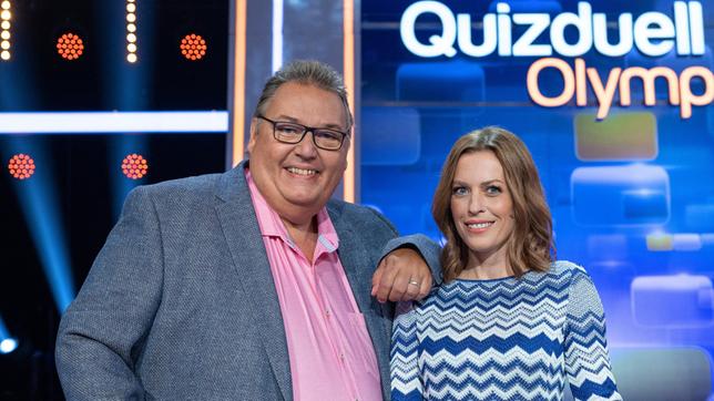 Bild: ARD/Arne Vollstedt Die Kandidat:innen des Teams "Bingo": Michael Thürnau (Moderator) und Jule Gölsdorf (Moderatorin).