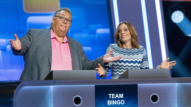 Bild: ARD/Arne Vollstedt Die Kandidat:innen des Teams "Bingo": Michael Thürnau (Moderator) und Jule Gölsdorf (Moderatorin).
