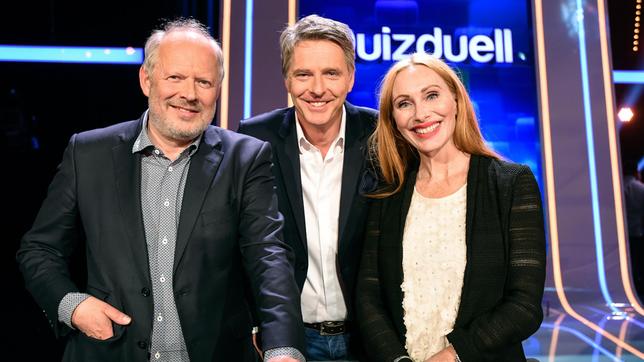 Bild: ARD/Uwe Ernst Moderator Jörg Pilawa begrüßt die Schauspieler Axel Milberg und Andrea Sawatzki. Sie treten gegen die Quizduell-Olympioniken Annika Schewe, Prof. Eckhard Freise und Thorsten Zirkel an.
