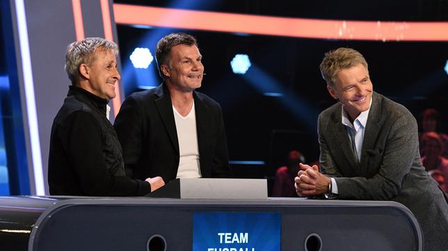 Bild: ARD/Uwe Ernst Moderator Jörg Pilawa mit den Kandidaten des Teams "Fußball": Pierre Littbarski und Thomas Helmer.