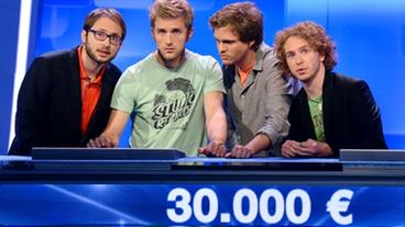 Kandidaten und Moderator Jörg Pilawa beim Quizduell im Studio.