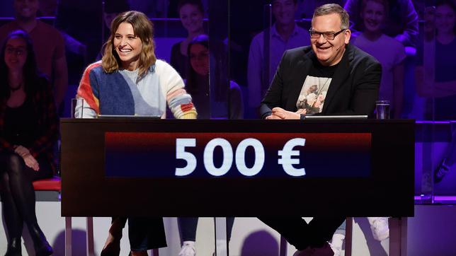 Bild: NDR/Morris Mac Matzen Moderator Kai Pflaume und seine Rateteam-Kapitäne Bernhard Hoëcker und Elton begrüßen in dieser Sendung als prominente Gäste in der ersten Runde den Musiker Andreas Gabalier und den Musiker Wincent Weiss. In der zweiten Runde den Comedian Atze Schröder und den Satiriker und Fernsehmoderator Oliver Welke, sowie in der dritten Runde die Schauspielerin Felicitas Woll und die Schauspielerin Svenja Jung.