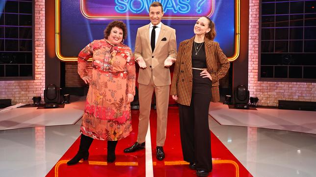 Bild: NDR/Morris Mac Matzen Moderator Kai Pflaume und seine Rateteam-Kapitäne Bernhard Hoëcker und Elton begrüßen in dieser Sendung als prominente Gäste in der ersten Runde die Komikerin Carolin Kebekus und die Comedienne und Schauspielerin Meltem Kaptan. In der zweiten Runde den Fernsehmoderator Rudi Cerne und die Sportmoderatorin Kristin Otto, sowie in der dritten Runde den Schauspieler Heino Ferch und den Schauspieler Wolfgang Stumph. Bild: (v.l.n.r.): Meltem Kaptan, Kai Pflaume und Carolin Kebekus