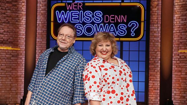 Bild: ARD/Morris Mac Matzen Als Kandidaten zu Gast bei "Wer weiß denn sowas?": Der Entertainer Jürgen von der Lippe und die Comedian Meltem Kaptan.