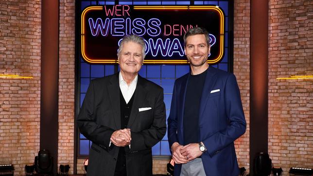 Bild: ARD/Morris Mac Matzen Als Kandidaten zu Gast bei "Wer weiß denn sowas?": Der Historiker und Fernsehmoderator Guido Knopp und der Journalist und Fernsehmoderator Ingo Zamperoni.