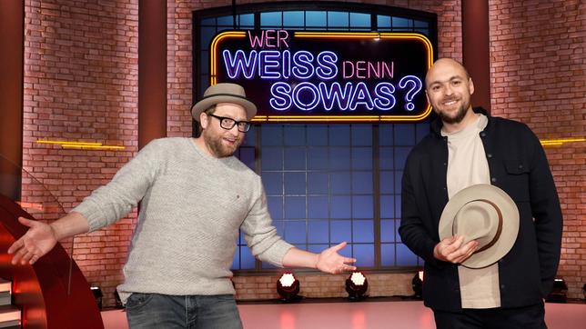 Bild: ARD/Morris Mac Matzen Als Kandidaten zu Gast bei "Wer weiß denn sowas?": Der Musiker Gregor Meyle (.) und den Musiker Max Mutzke.