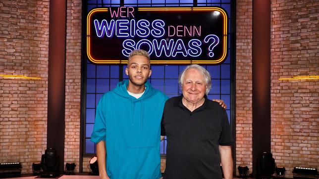Bild: ARD/Morris Mac Matzen Als Kandidaten zu Gast bei "Wer weiß denn sowas?": Der Musiker Malik Harris und der Musikjournalist und Kommentator des Eurovision Song Contest Peter Urban.