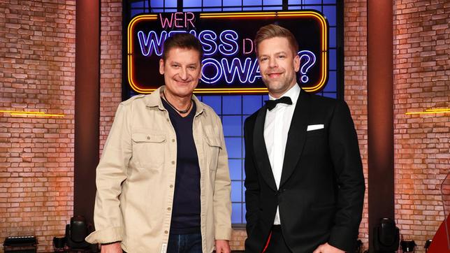 Bild: ARD/Morris Mac Matzen Als Kandidaten zu Gast bei "Wer weiß denn sowas?": Der Sänger der Band "Pur" Hartmut Engler und der Sänger Tom Gaebel.